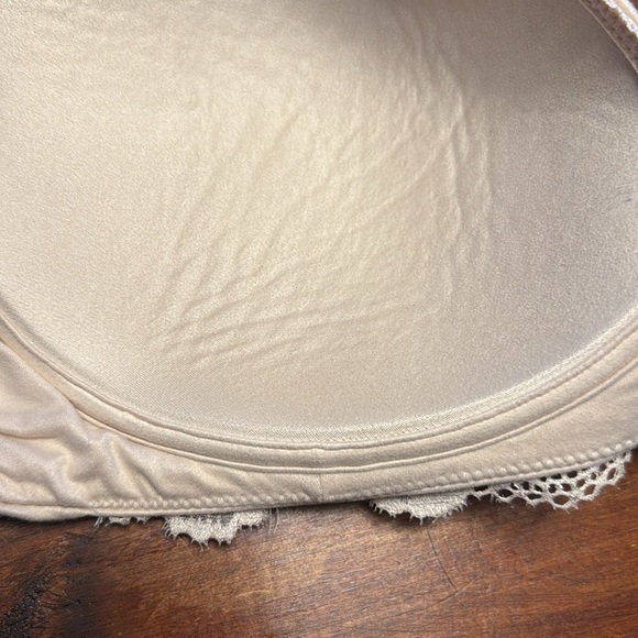 VICTORIA'S SECRET Body By Victoria No Wire Nude Bra 38D - Picture 6 of 6